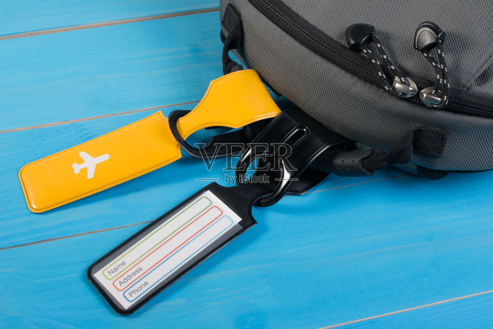 封闭的空白行李牌标签上的手提箱或包与旅行保险。照片摄影图片