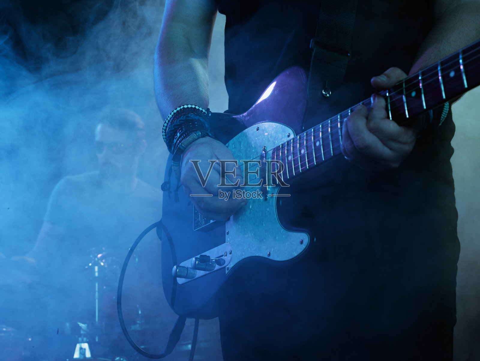 舞台上吉他手的剪影。照片摄影图片