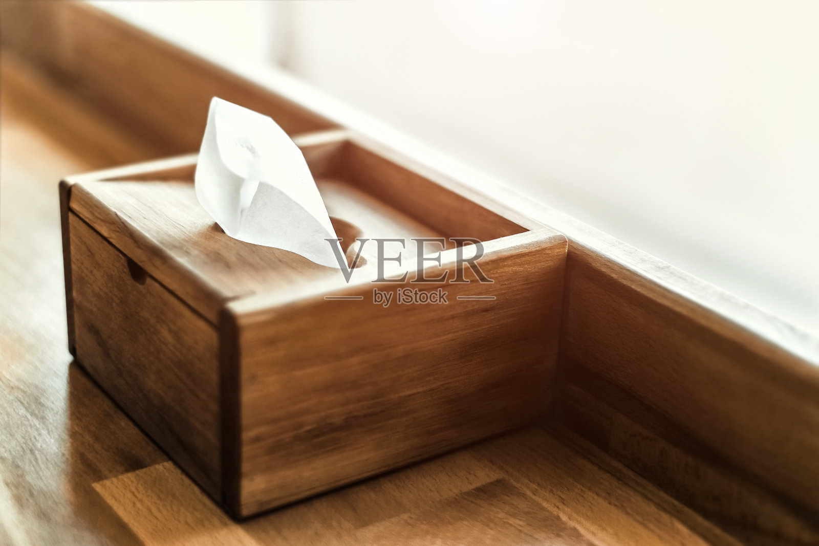 木制餐巾盒上的木桌特写照片摄影图片
