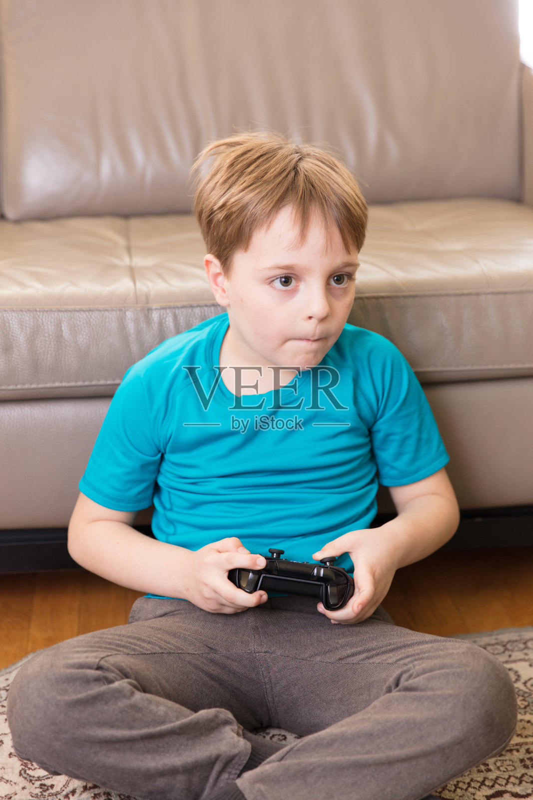 男孩玩电子游戏照片摄影图片