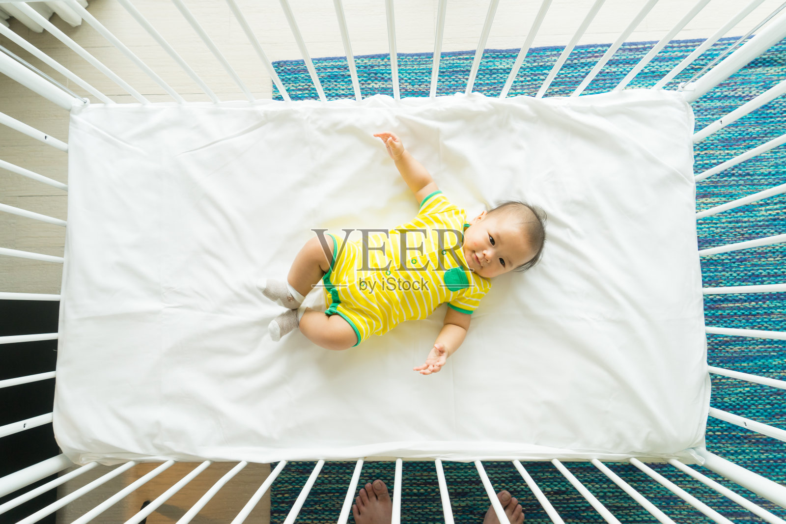 婴儿在婴儿床，摇篮俯视图照片摄影图片