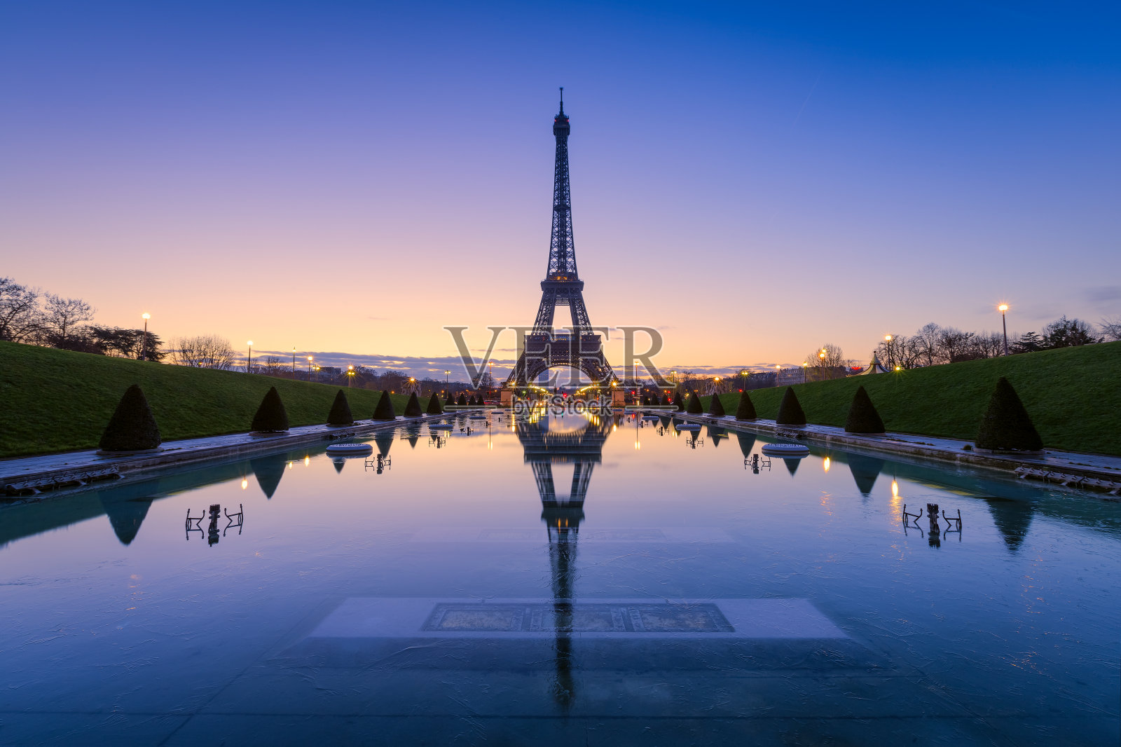 冰冻的反映。埃菲尔铁塔,巴黎照片摄影图片