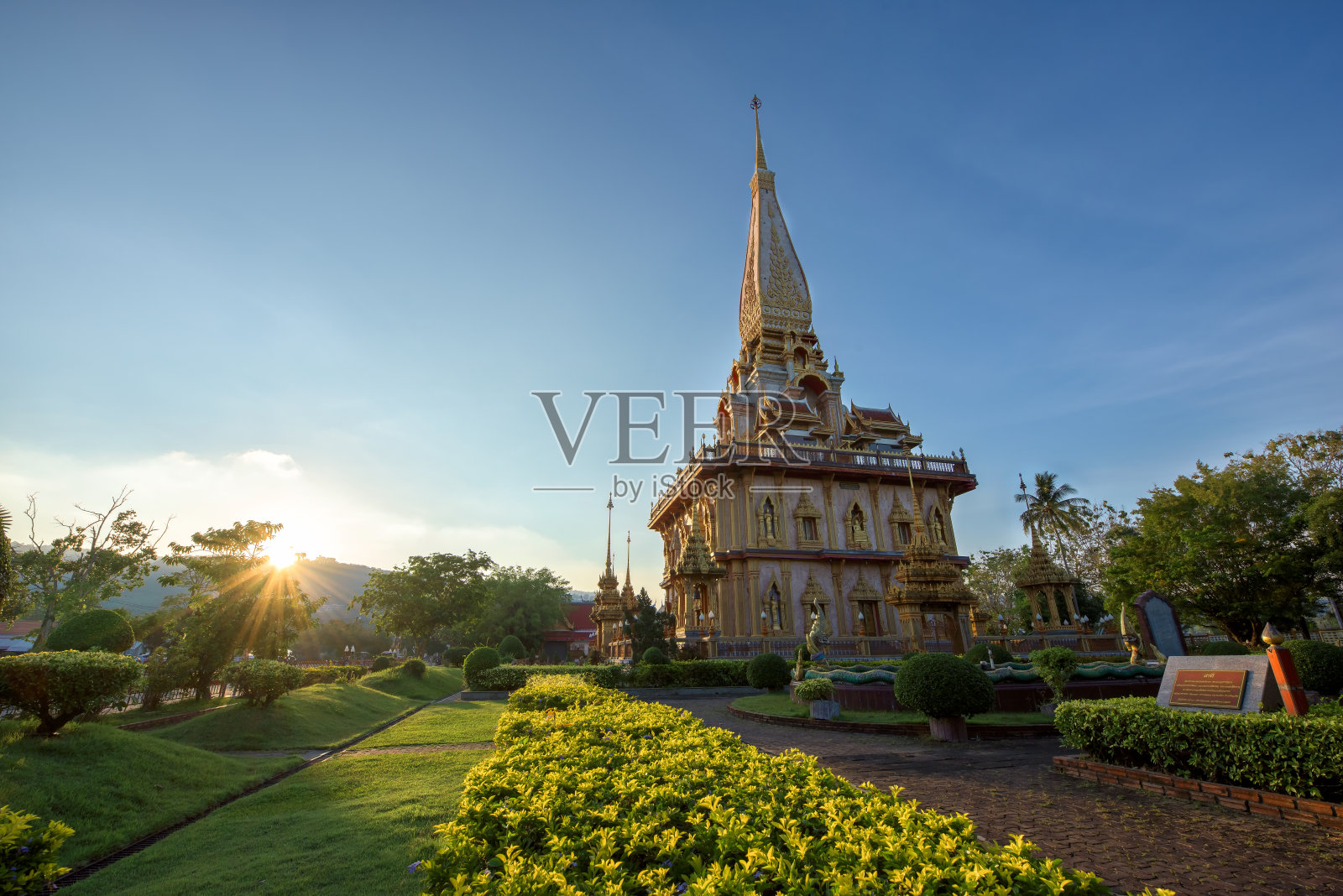 普吉岛最重要的佛教寺庙是在泰国普吉岛的查隆寺(Wat Chalong)，或正式的查雅塔拉拉姆寺(Wat chaiyatharam)。照片摄影图片