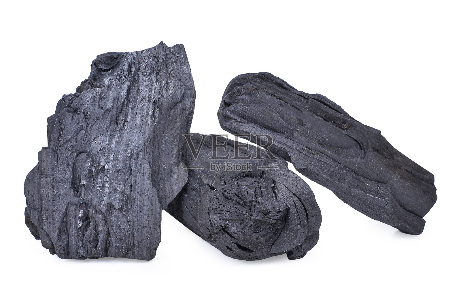 天然木炭、传统木炭或硬木炭孤立在白色上照片摄影图片