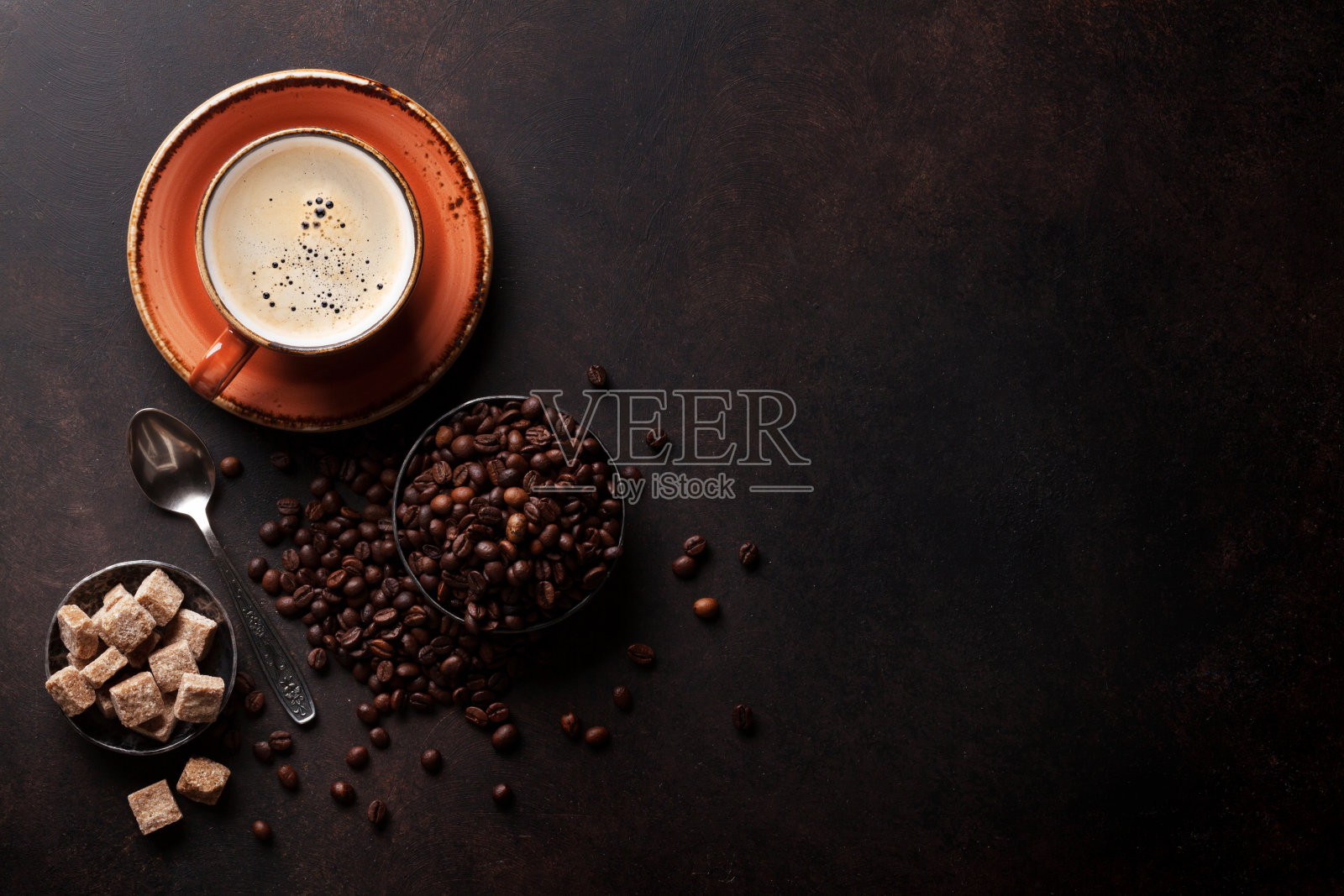 咖啡杯，豆子和糖照片摄影图片