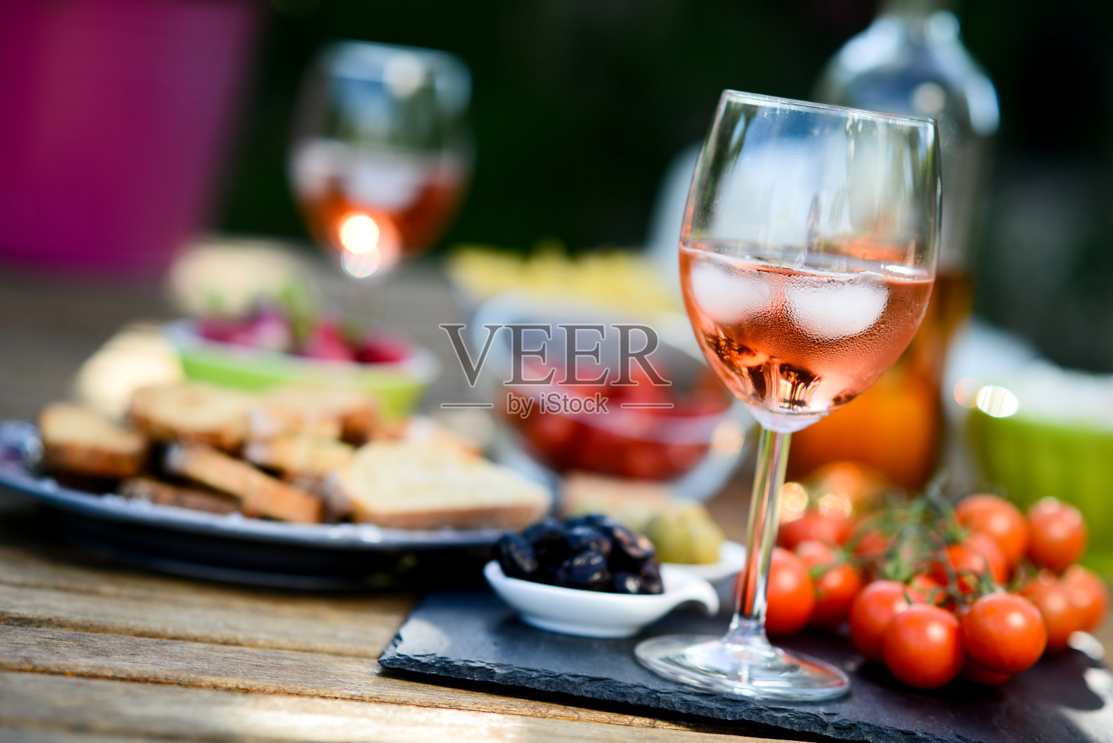 假日夏季早午餐派对桌子户外在一个房子后院的开胃菜，一杯rosÃ©葡萄酒，新鲜饮料和有机蔬菜照片摄影图片