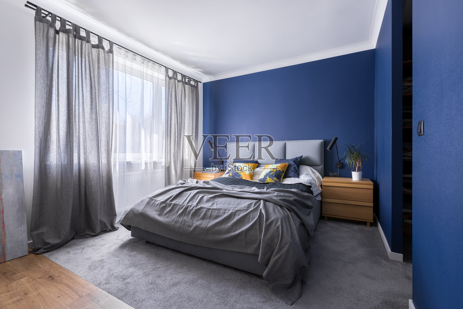 钴蓝色的卧室和床照片摄影图片