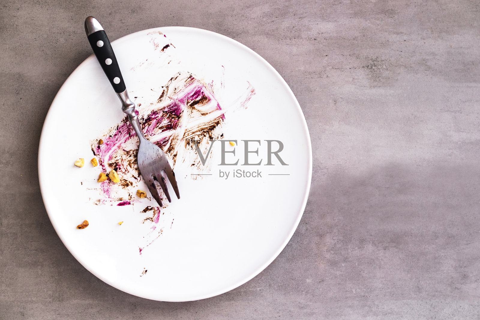 白色的空盘子和一块蛋糕的剩菜照片摄影图片