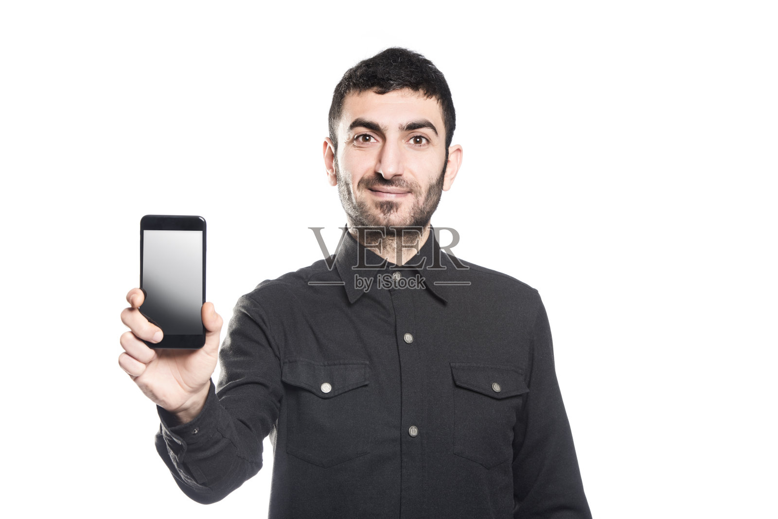 一名中东男子正在展示他的智能手机屏幕照片摄影图片