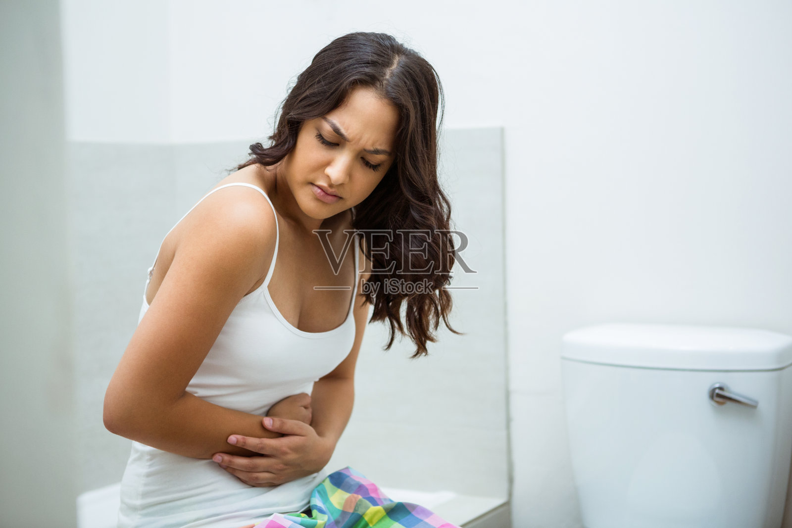 有个年轻女人在浴室里胃痛照片摄影图片