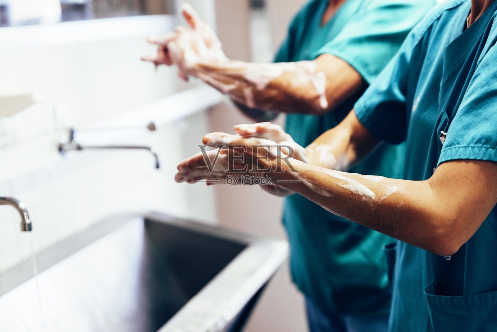 两名外科医生在手术前洗手。照片摄影图片