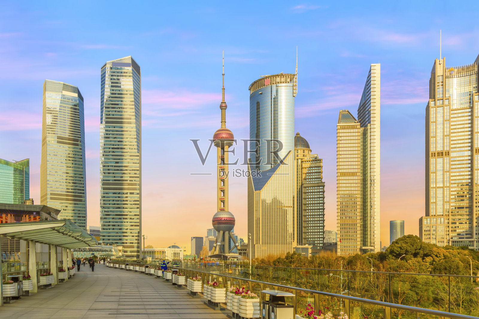 上海、浦东和陆家嘴的天际线照片摄影图片