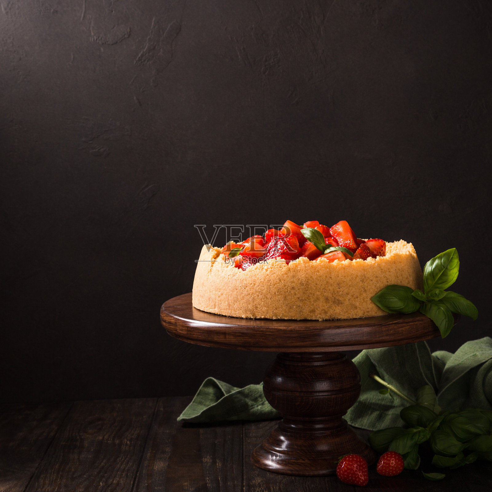罗勒草莓芝士蛋糕照片摄影图片
