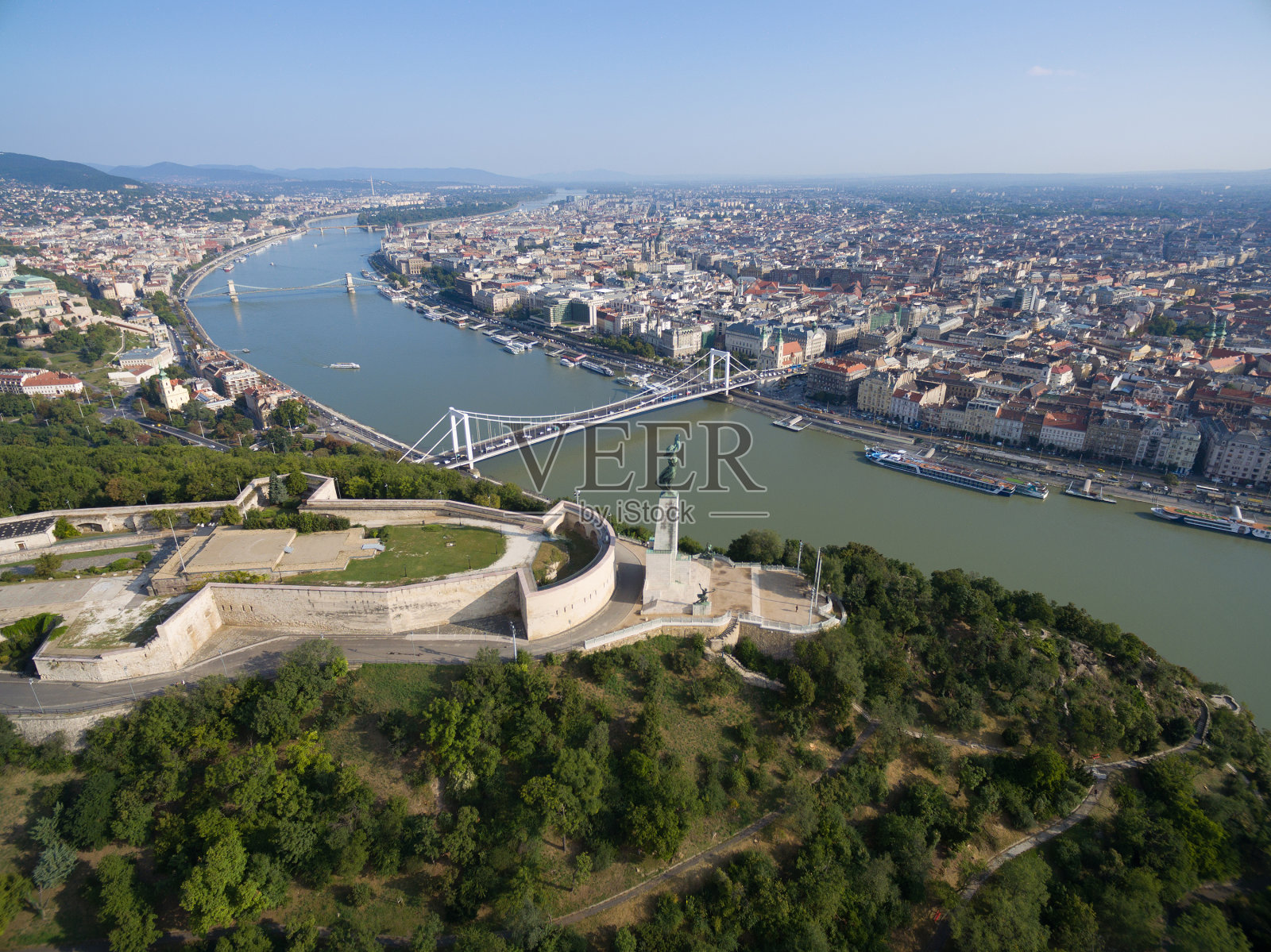 布达佩斯盖勒特山自由女神像鸟瞰图照片摄影图片