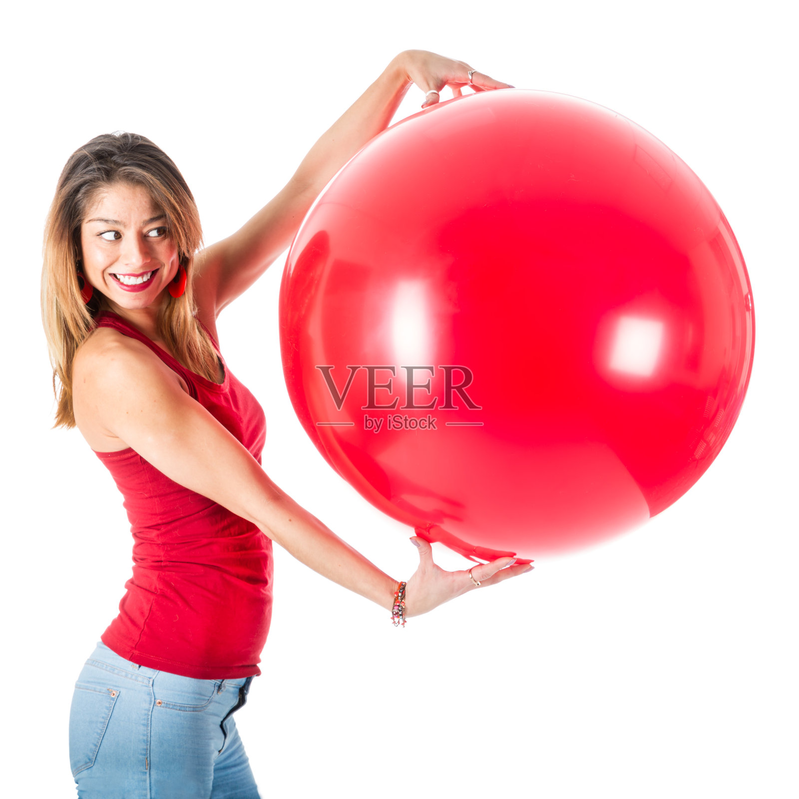 穿着红衬衫的漂亮女人拿着一个大气球照片摄影图片
