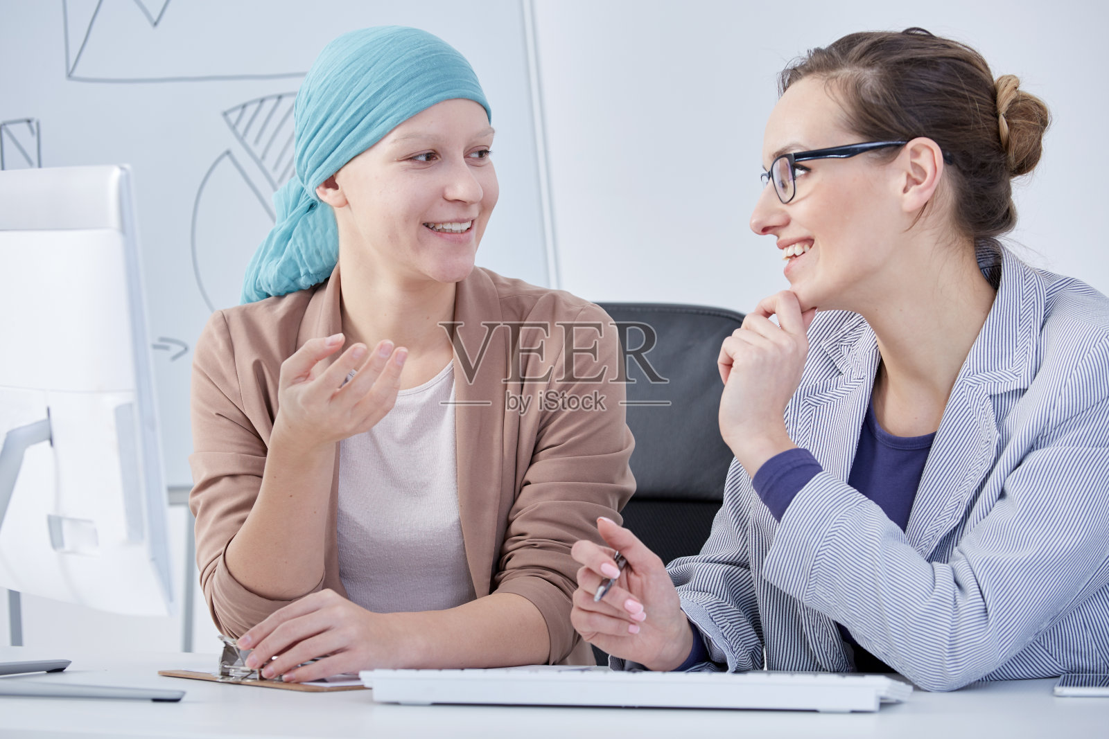 癌症患者与医生交谈照片摄影图片