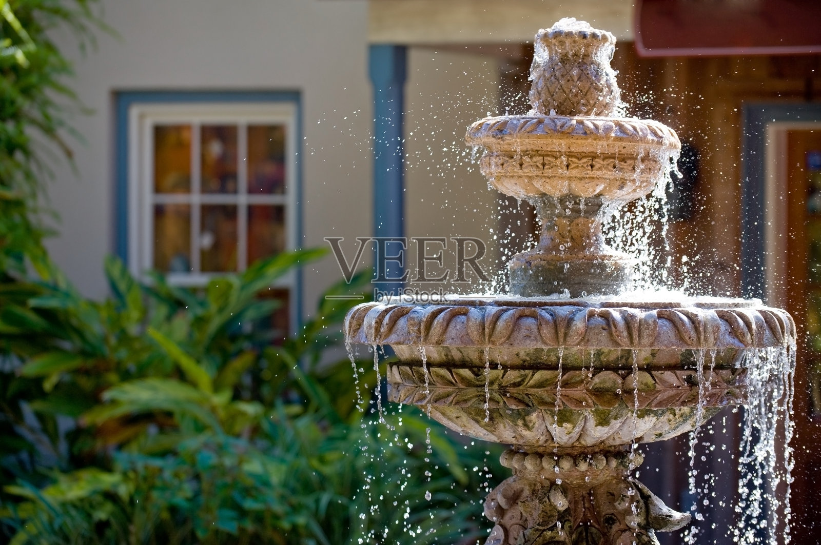 两层花园喷泉，流水淙淙照片摄影图片