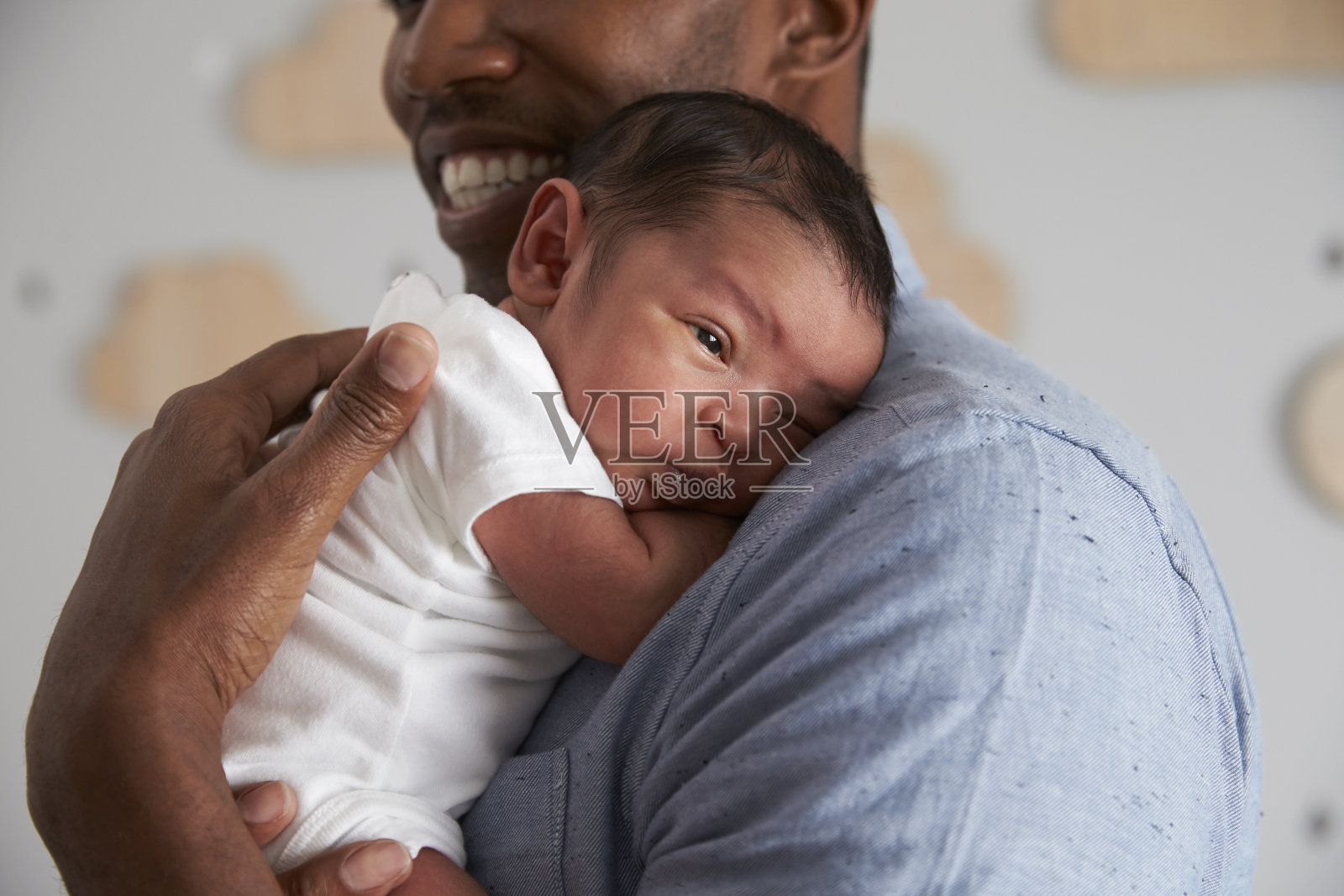 父亲抱着刚出生的儿子在托儿所的特写照片摄影图片