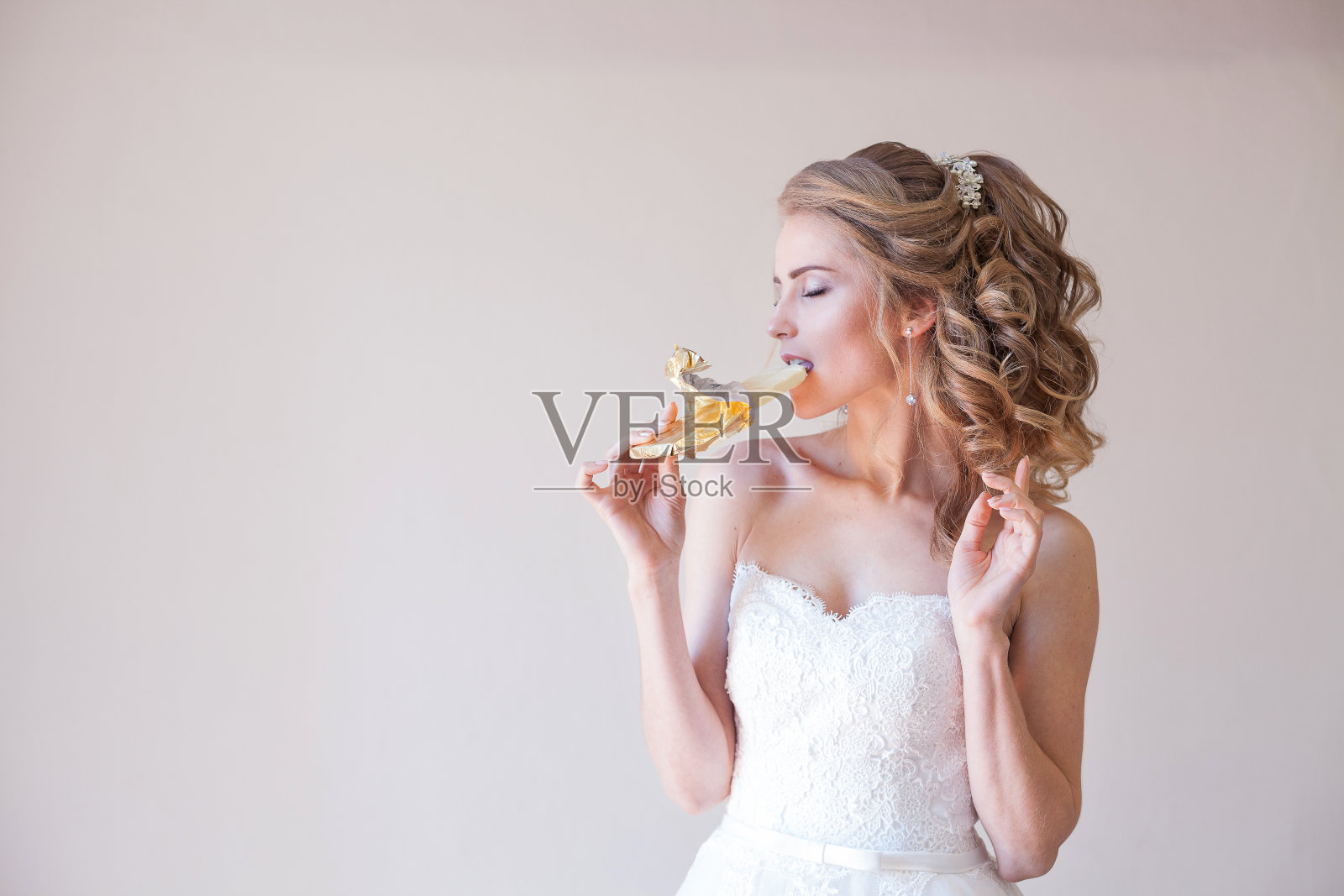 新娘在婚礼上穿着婚纱吃巧克力照片摄影图片