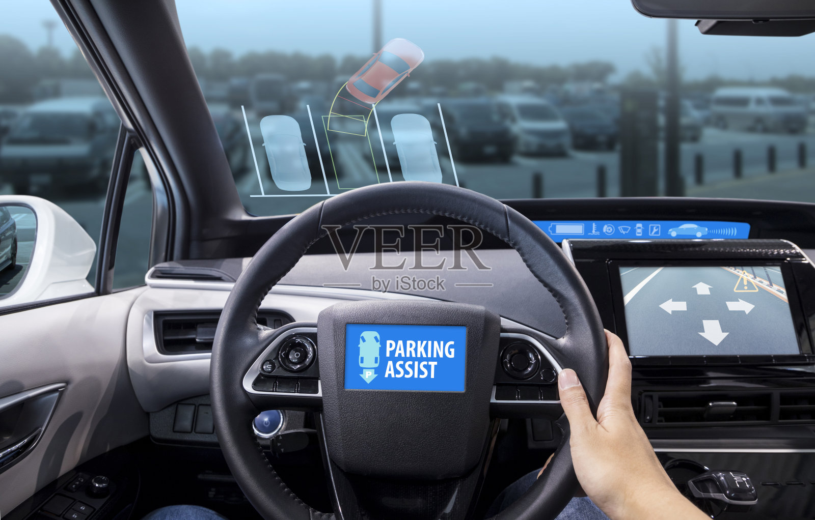 驾驶员座舱和停车辅助系统，HUD(平视显示器)和数字速度表照片摄影图片