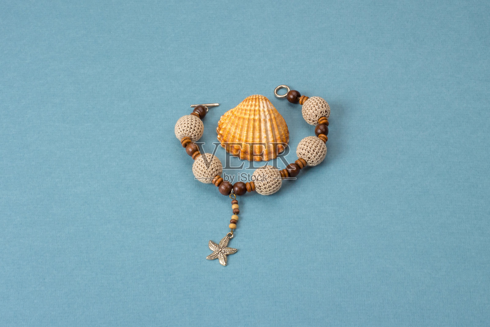 手链和木珠和海星吊坠海贝壳照片摄影图片