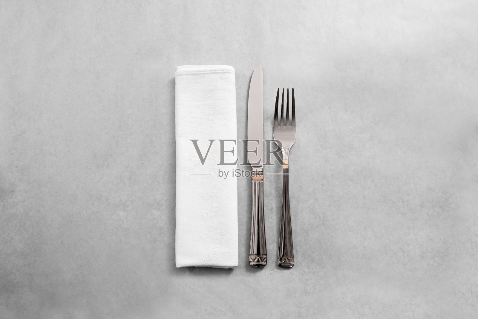 用叉子和刀做成的空白白色餐厅餐巾，照片摄影图片
