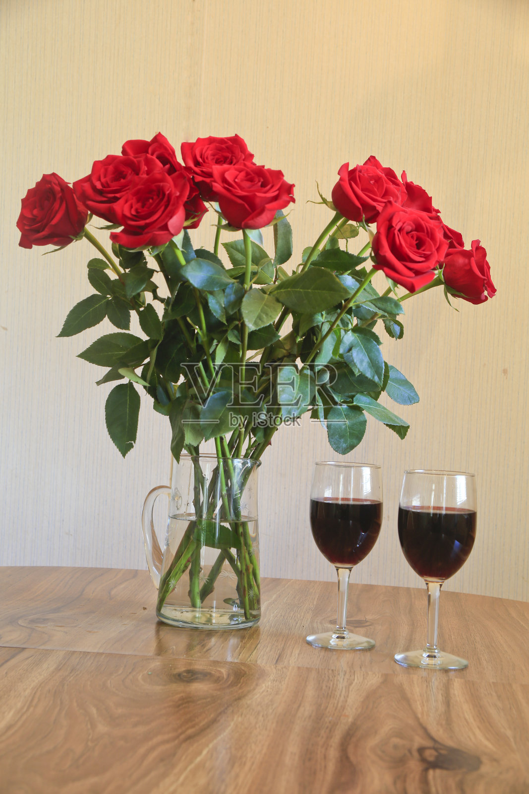 情人节的葡萄酒和玫瑰照片摄影图片