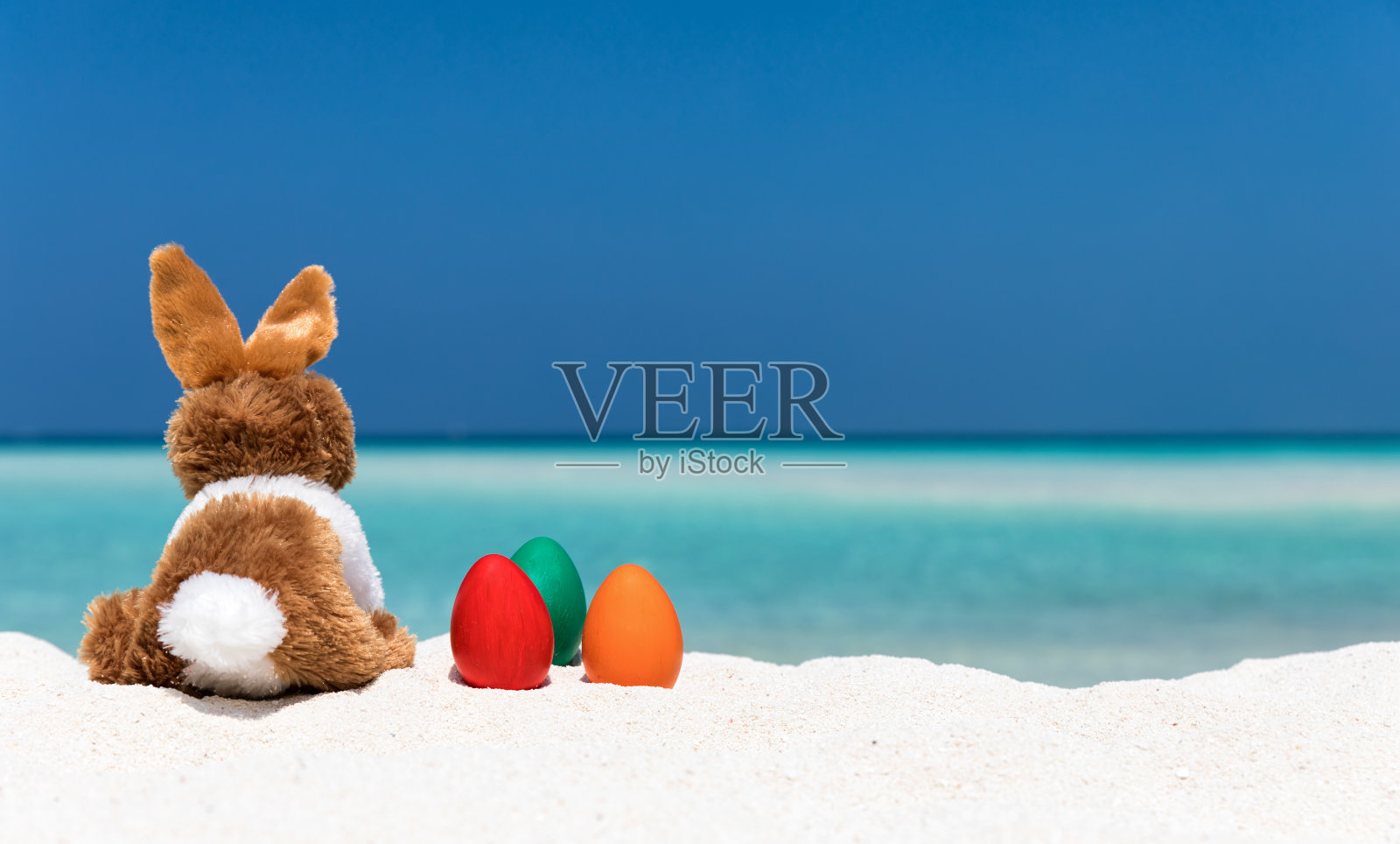 小兔子和复活节彩蛋在海滩上照片摄影图片