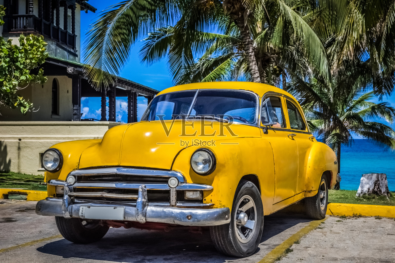 一辆美国黄色老爷车停在古巴的巴拉德罗照片摄影图片