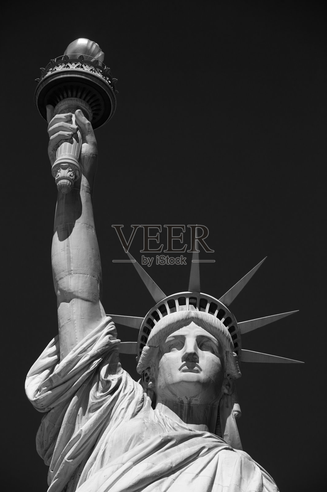 自由女神像正面，黑色和白色与黑色的天空在纽约照片摄影图片