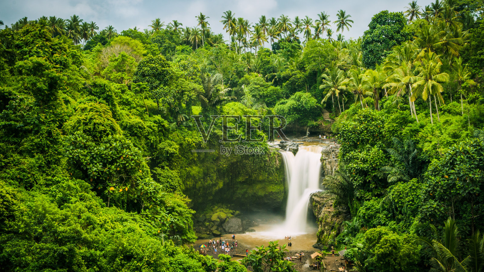 令人惊叹的Tegenungan瀑布附近的乌布在印度尼西亚巴厘岛照片摄影图片