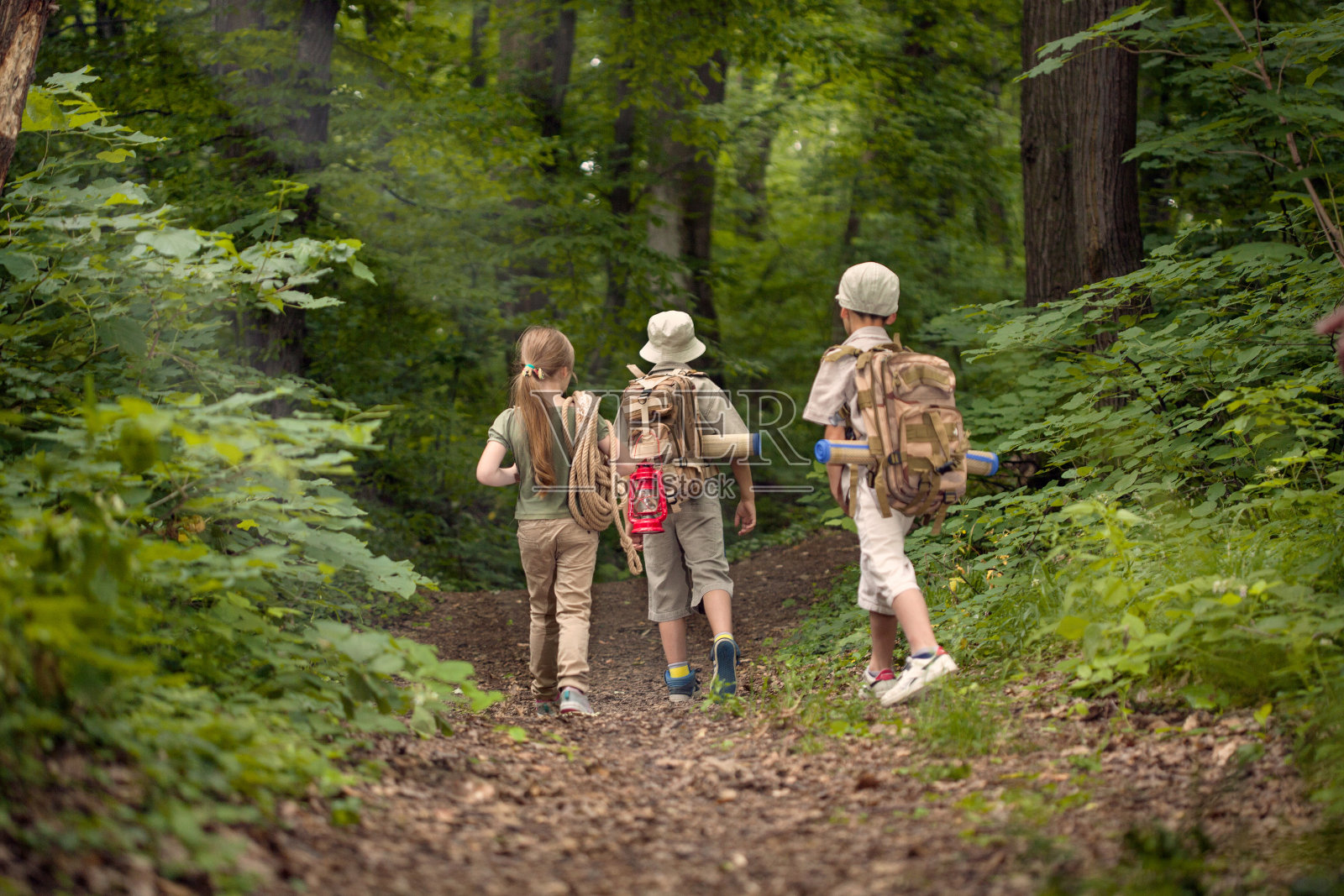 男孩和女孩在森林探险露营旅行照片摄影图片