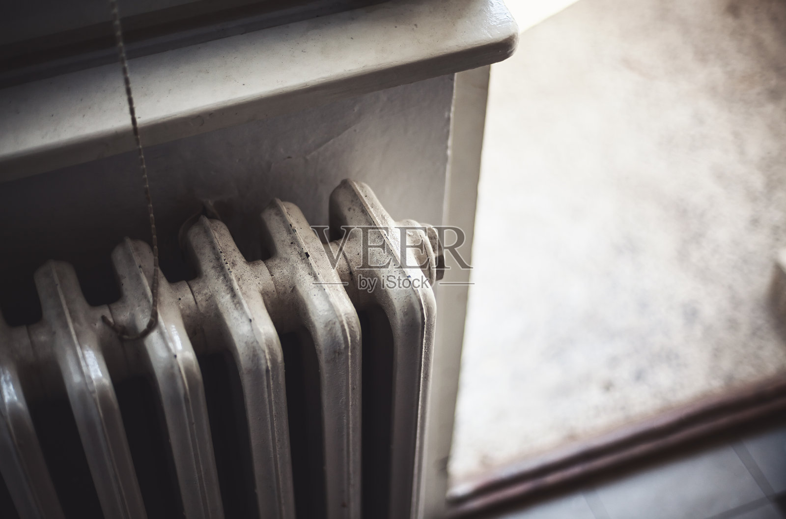 旧散热器和开放式露台照片摄影图片