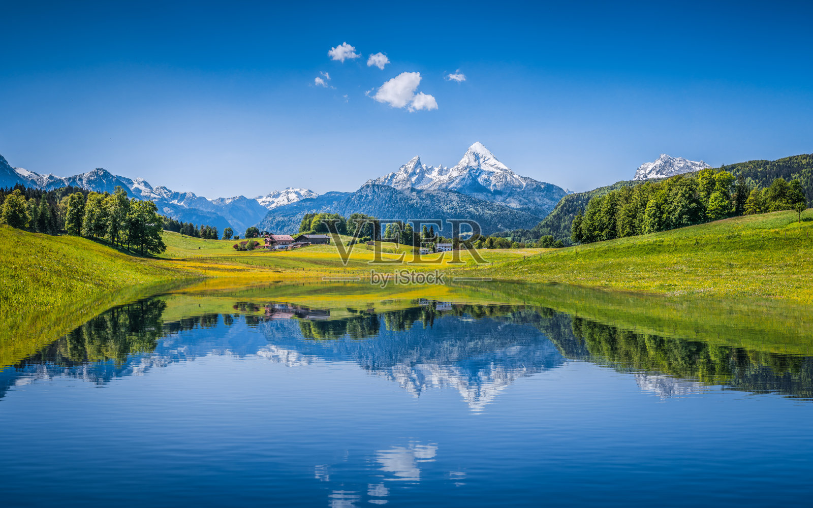 在阿尔卑斯山脉清澈的山湖田园般的夏季景观照片摄影图片