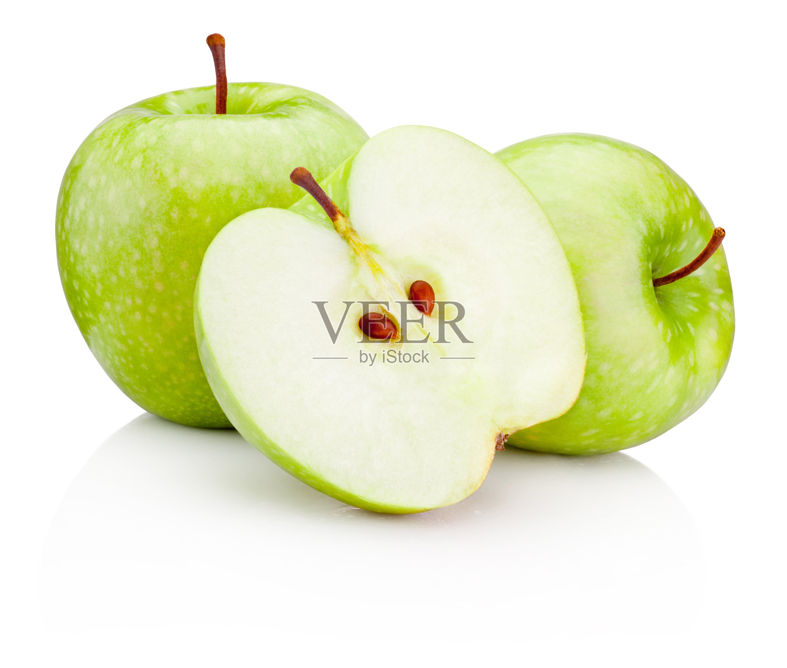 成熟的青苹果和半孤立在白色的背景照片摄影图片