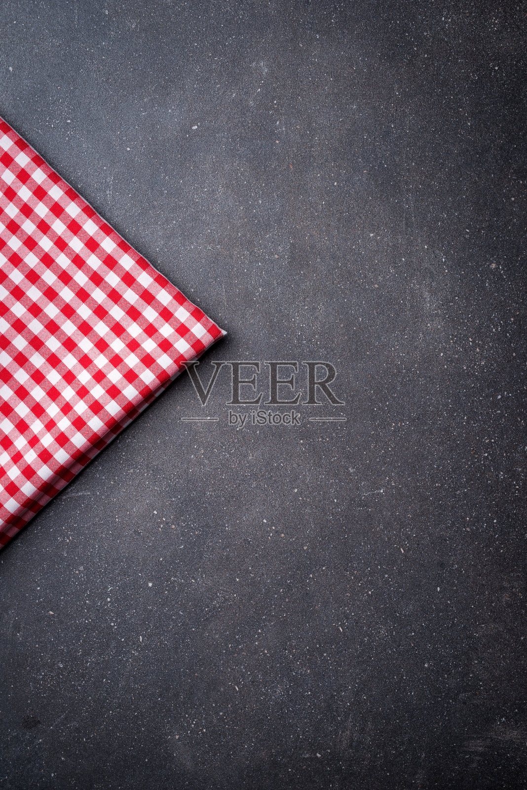 红色桌布，黑色石头背景照片摄影图片