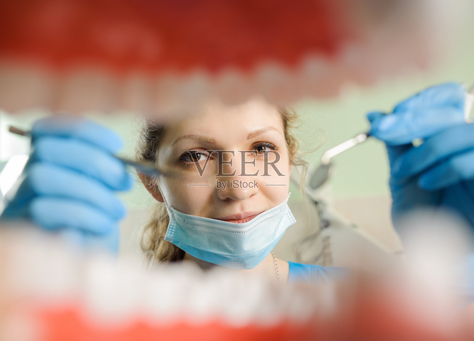牙医。从牙齿构成的嘴巴看。照片摄影图片