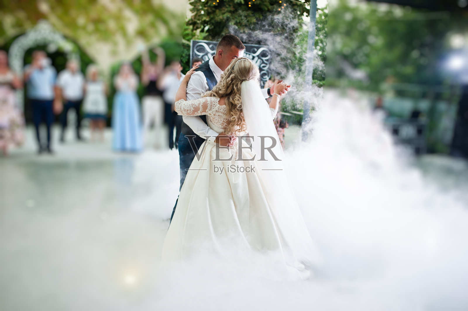 一对新婚夫妇在浓烟中跳着令人惊叹的第一支婚礼舞。照片摄影图片