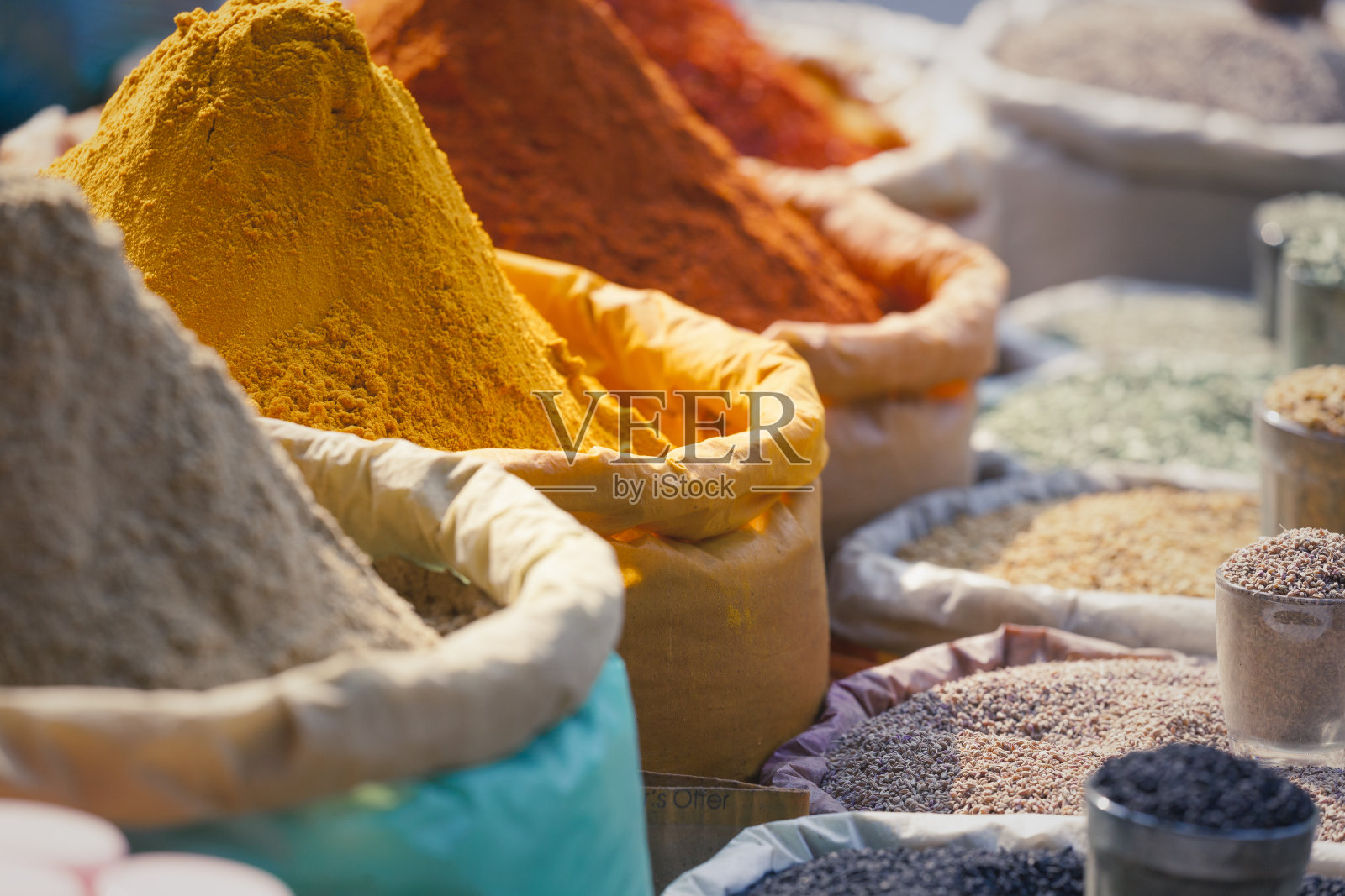 五颜六色的香料粉和药草在传统的德里街头市场。印度。照片摄影图片
