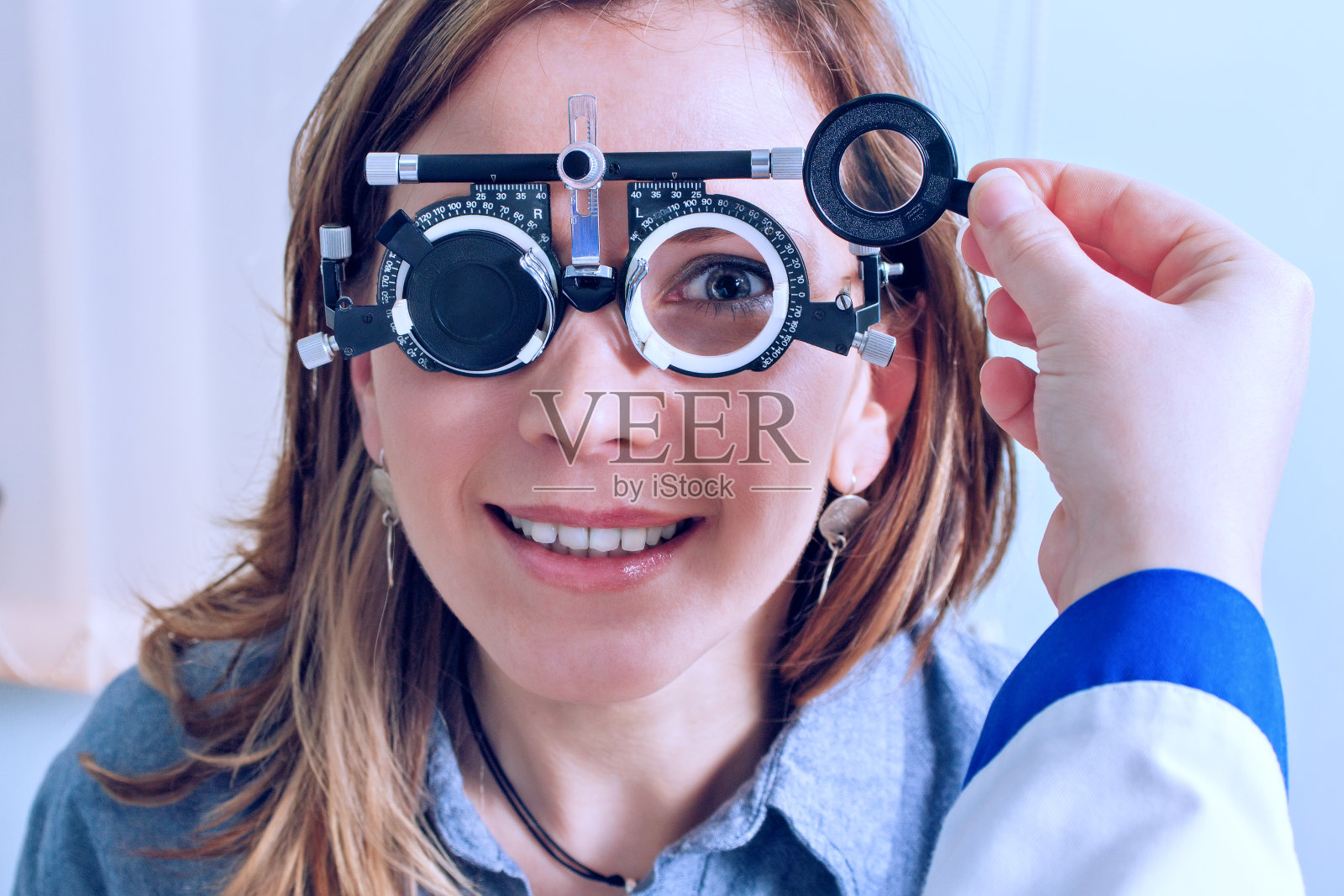 在眼科诊所戴着梅斯布里尔眼镜的女孩照片摄影图片