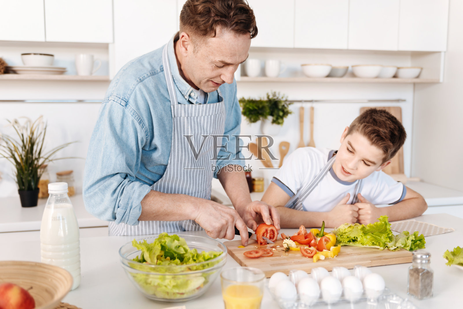 愉快的父亲和儿子一起做饭照片摄影图片