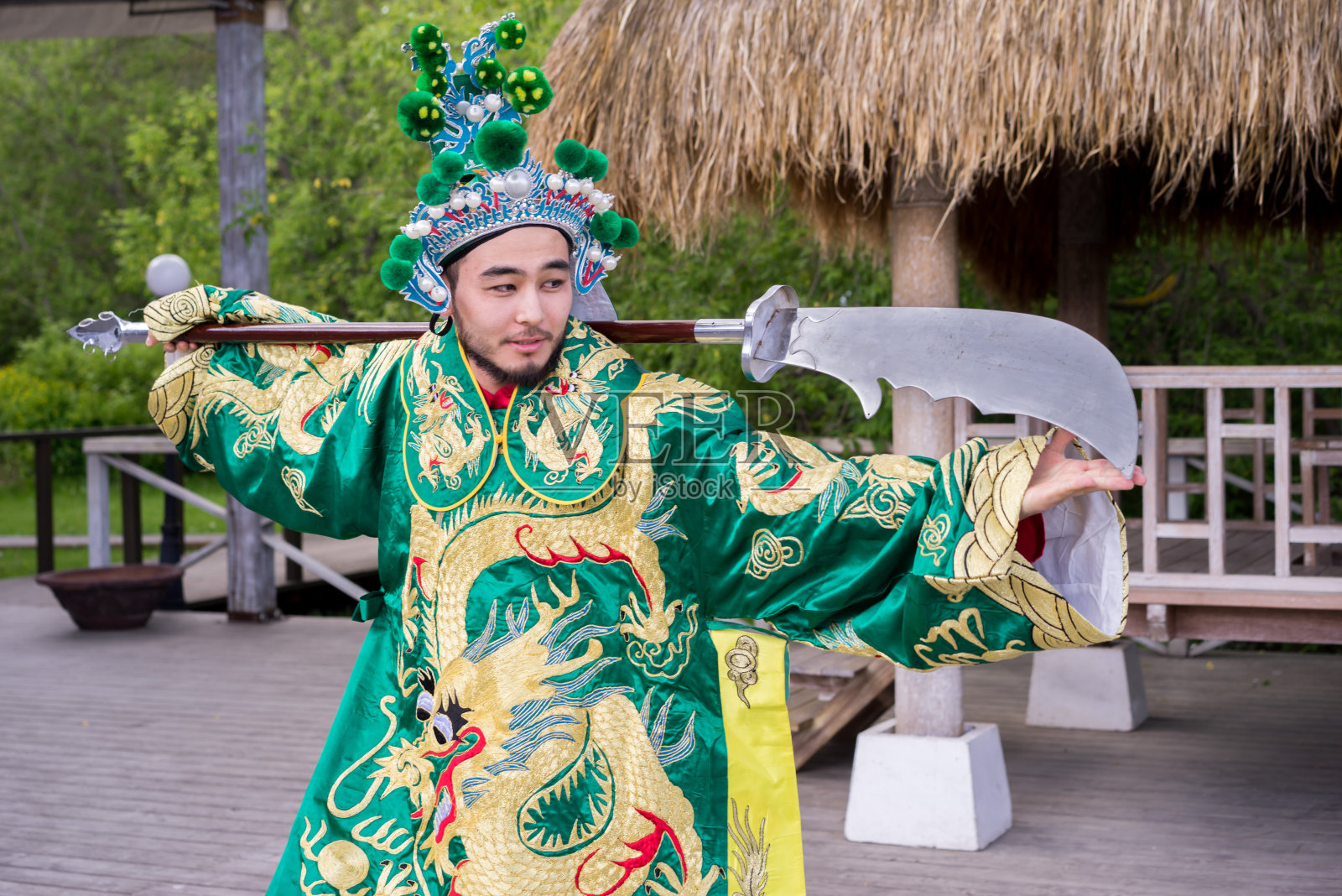 中国人穿着传统服装，带着剑在户外照片摄影图片