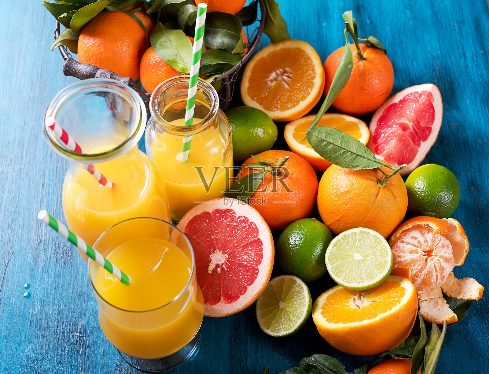 柑橘维他命汁，新鲜水果的健康饮品。清爽的柠檬水照片摄影图片