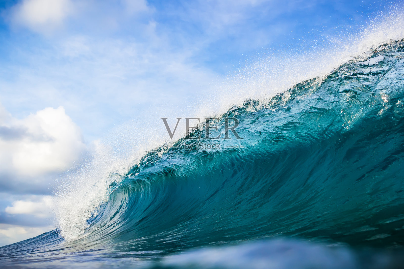 理想的桶波。水下的蓝色海洋照片摄影图片