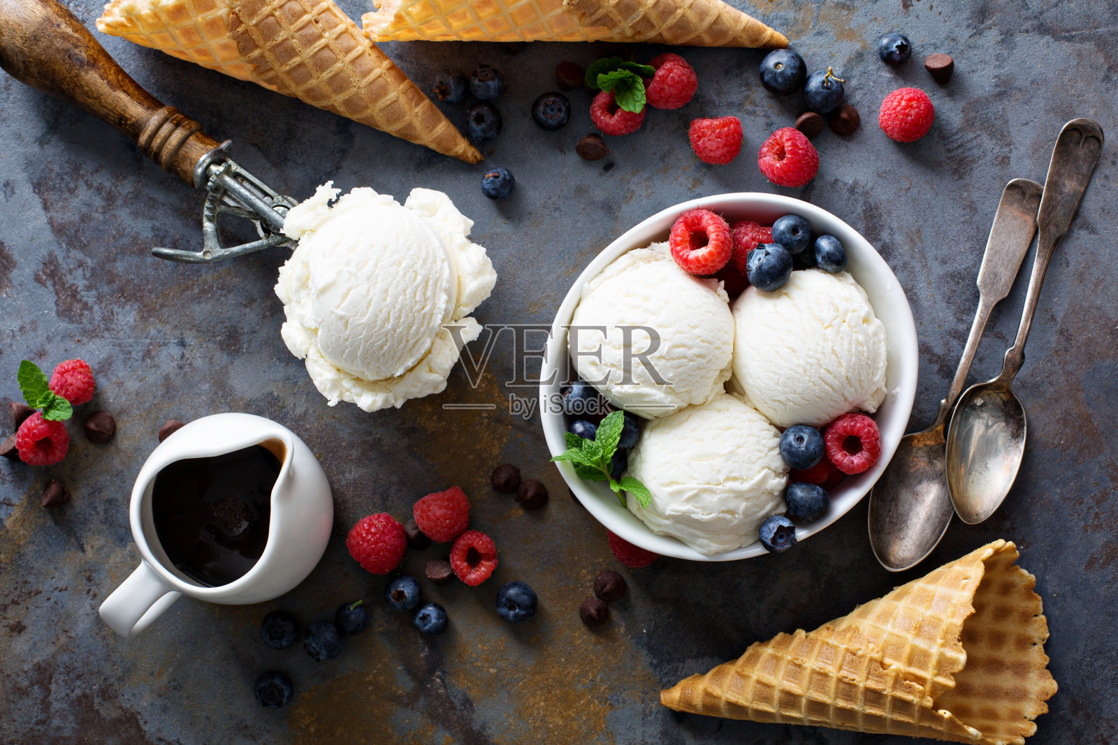 香草冰淇淋球在一个碗与新鲜浆果照片摄影图片