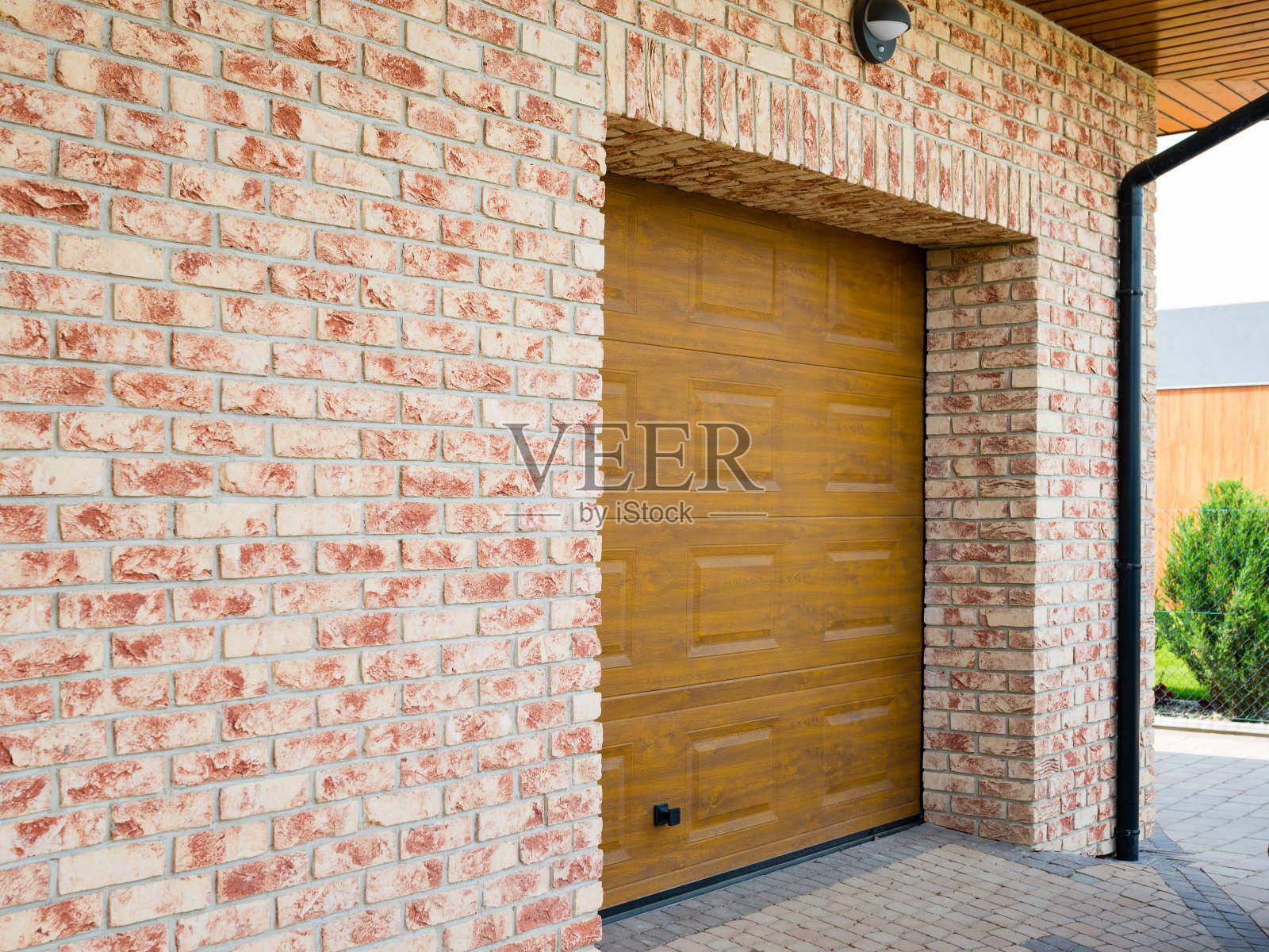 木质车库门与砖墙背景照片摄影图片