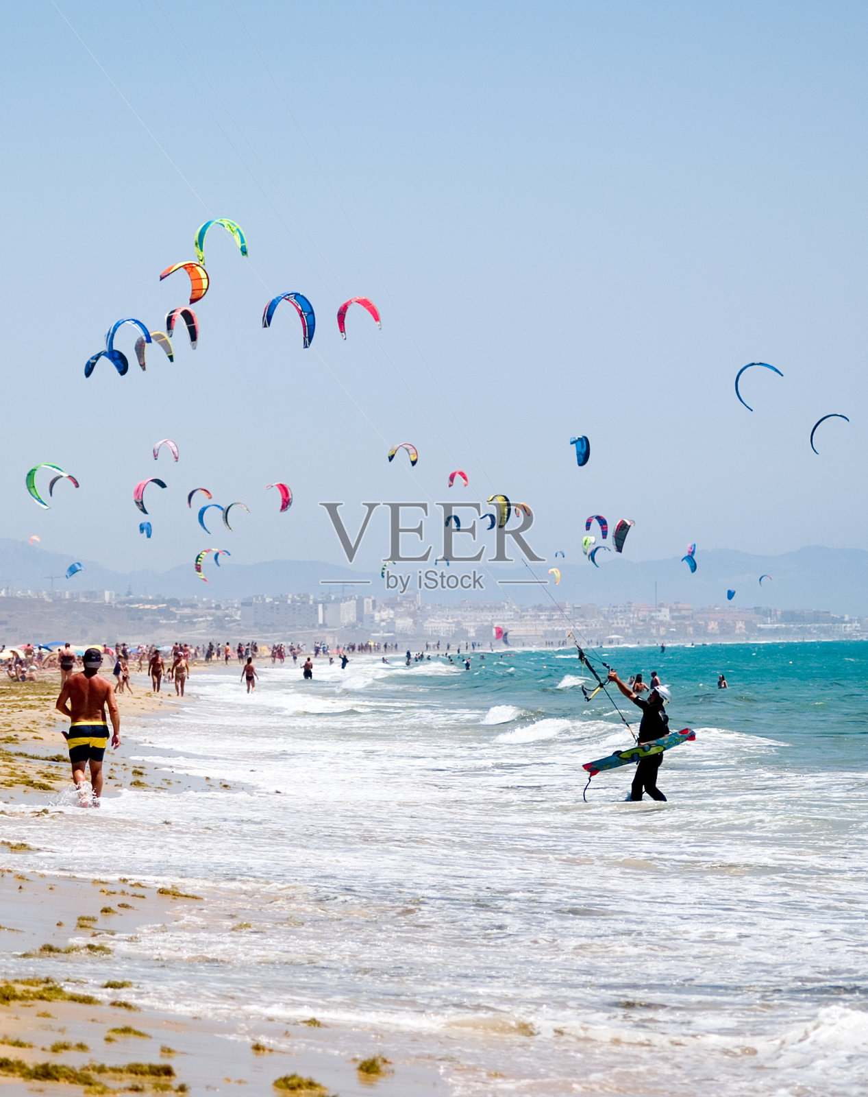 西班牙塔里法海滩上的风筝照片摄影图片