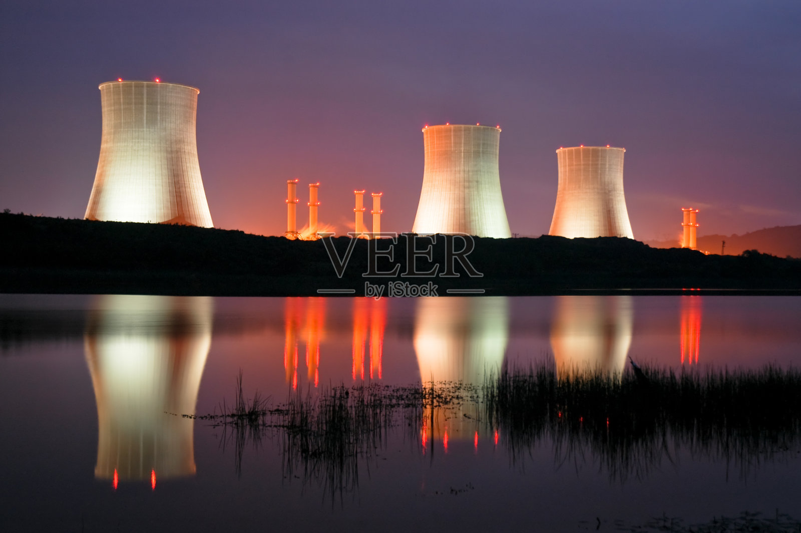 夜间照亮核电站照片摄影图片