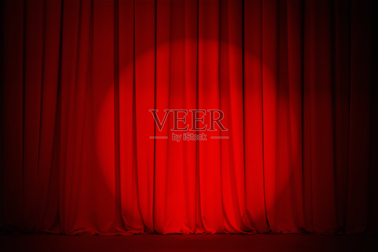 剧院的红窗帘，聚光灯在中心照片摄影图片