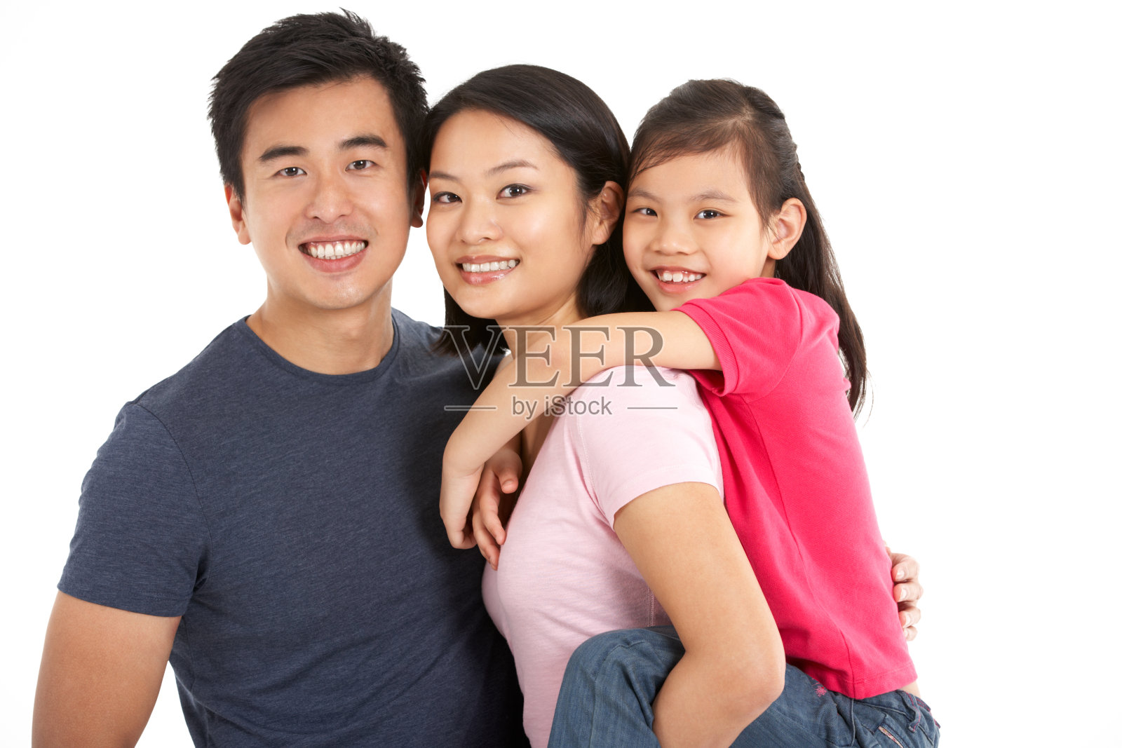 年轻的家庭在白色背景前的肖像照片摄影图片